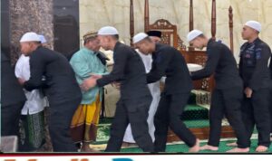 Batalyon A Pelopor Bangun Kedekatan dengan Warga Lewat Salat Subuh Bersama Batalyon A Pelopor Bangun Kedekatan dengan Warga Lewat Salat Subuh Bersama