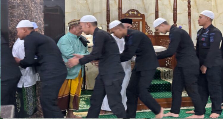 Batalyon A Pelopor Bangun Kedekatan dengan Warga Lewat Salat Subuh Bersama Batalyon A Pelopor Bangun Kedekatan dengan Warga Lewat Salat Subuh Bersama