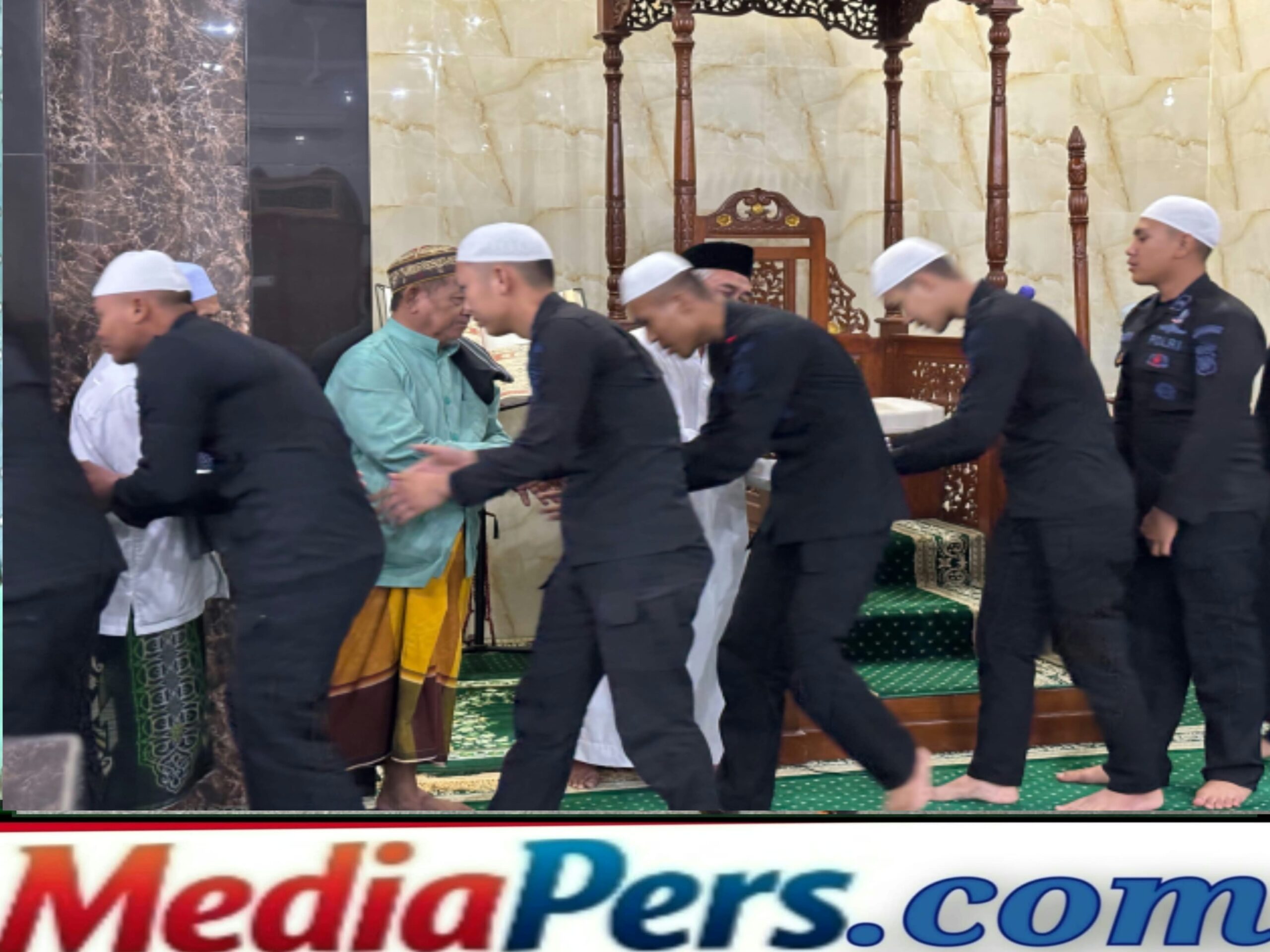Batalyon A Pelopor Bangun Kedekatan dengan Warga Lewat Salat Subuh Bersama