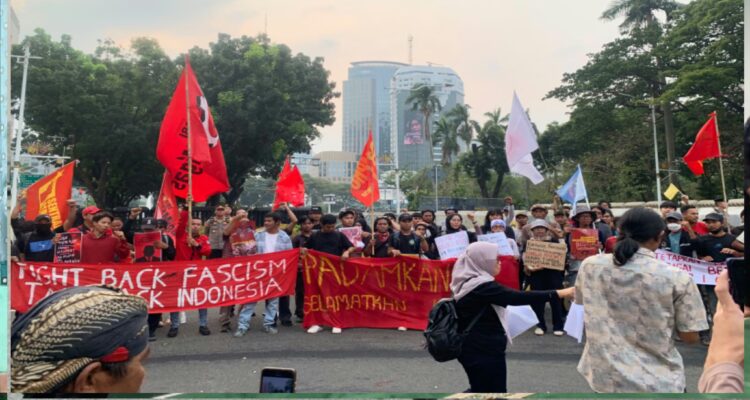 Aliansi Anti Asap Gelar Aksi di Monas, Desak Pemerintah Padamkan Karhutla dan Tetapkan Status Bencana Nasional Aliansi Anti Asap Gelar Aksi di Monas, Desak Pemerintah Padamkan Karhutla dan Tetapkan Status Bencana Nasional