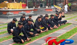 Satuan Brimob Polda Metro Jaya Perkuat Kerukunan, Gelar Persembahyangan dan Kerja Bakti di Pura Rawamangun Satuan Brimob Polda Metro Jaya Perkuat Kerukunan, Gelar Persembahyangan dan Kerja Bakti di Pura Rawamangun