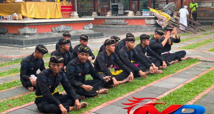 Satuan Brimob Polda Metro Jaya Perkuat Kerukunan, Gelar Persembahyangan dan Kerja Bakti di Pura Rawamangun Satuan Brimob Polda Metro Jaya Perkuat Kerukunan, Gelar Persembahyangan dan Kerja Bakti di Pura Rawamangun
