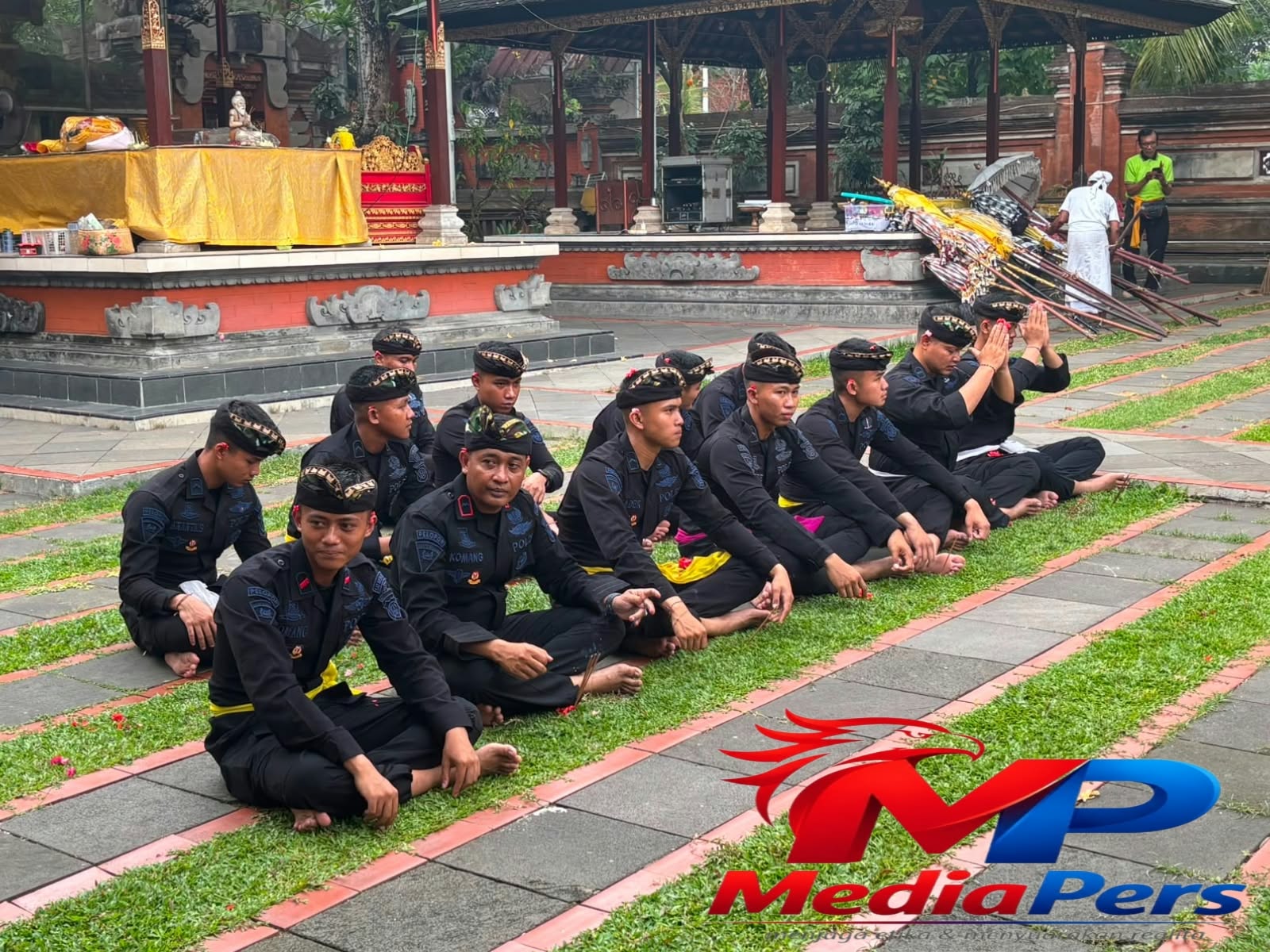 Satuan Brimob Polda Metro Jaya Perkuat Kerukunan, Gelar Persembahyangan dan Kerja Bakti di Pura Rawamangun