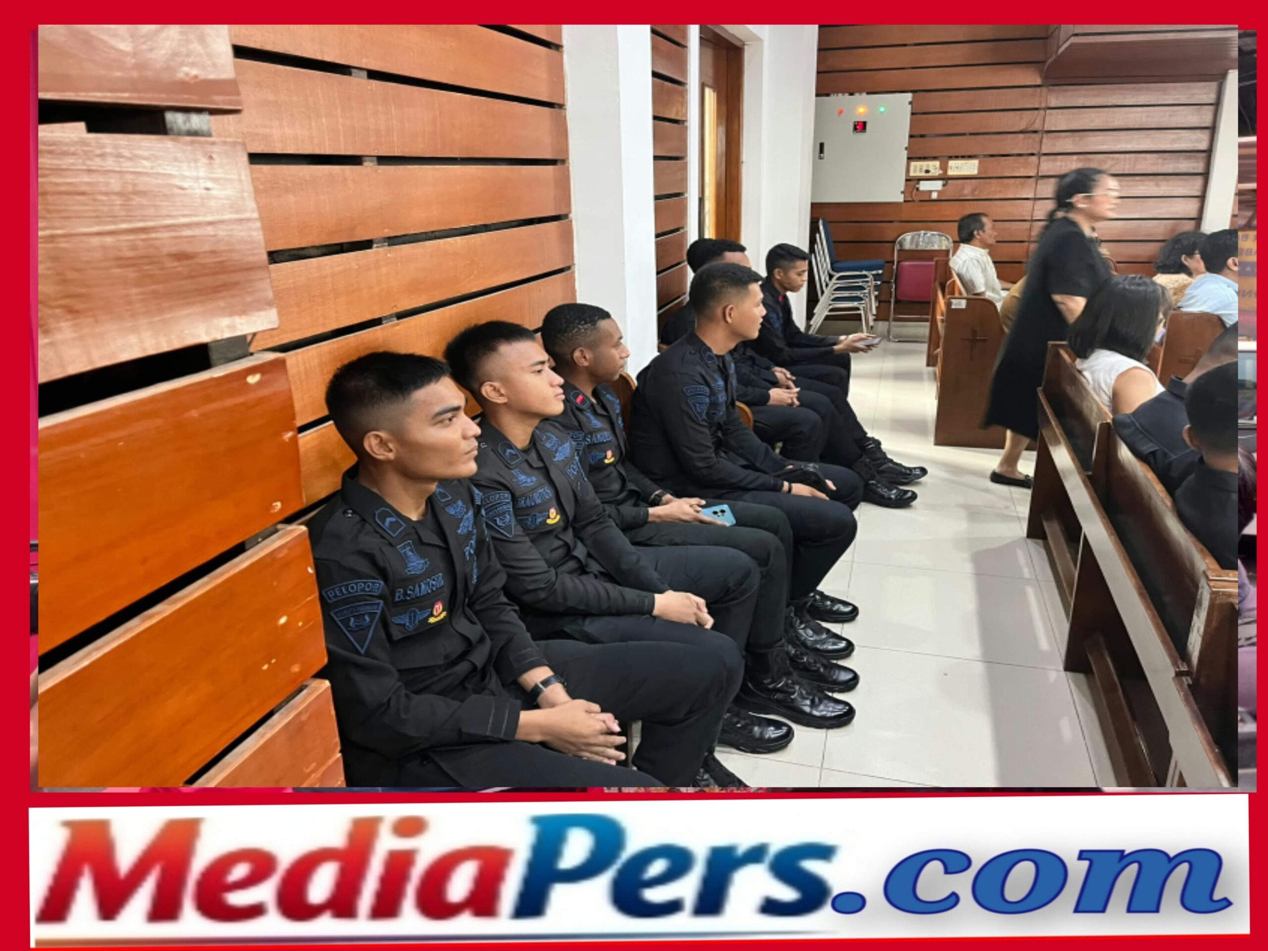 Personel Satbrimob Polda Metro Jaya Perkuat Toleransi, Ikuti Ibadah Nasrani di Pasar Minggu