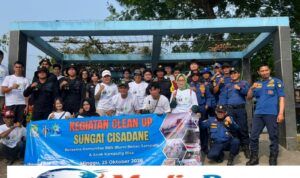 Brimob Polda Metro Jaya Bersihkan Sungai Cisadane, Ajak Warga Wujudkan Tangerang Bebas Sampah Brimob Polda Metro Jaya Bersihkan Sungai Cisadane, Ajak Warga Wujudkan Tangerang Bebas Sampah
