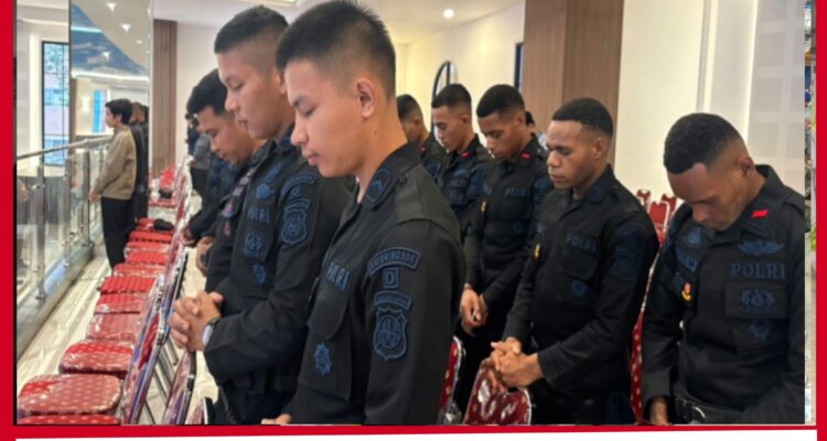 Brimob Polda Metro Jaya Hadir di Gereja Tiberias Bekasi, Jaga Kamtibmas Brimob Polda Metro Jaya Hadir di Gereja Tiberias Bekasi, Jaga Kamtibmas
