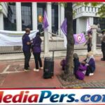 Federasi Serikat Pekerja Pariwisata dan Ekonomi Kreatif Sumsel Gelar Aksi Damai di Mahkamah Agung, Tuntut Pemenuhan Hak Upah 79 Bulan Federasi Serikat Pekerja Pariwisata dan Ekonomi Kreatif Sumsel Gelar Aksi Damai di Mahkamah Agung, Tuntut Pemenuhan Hak Upah 79 Bulan