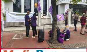 Federasi Serikat Pekerja Pariwisata dan Ekonomi Kreatif Sumsel Gelar Aksi Damai di Mahkamah Agung, Tuntut Pemenuhan Hak Upah 79 Bulan Federasi Serikat Pekerja Pariwisata dan Ekonomi Kreatif Sumsel Gelar Aksi Damai di Mahkamah Agung, Tuntut Pemenuhan Hak Upah 79 Bulan