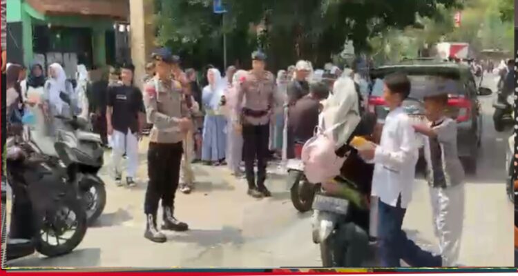 Brimob Metro Jaya Atur Lalu Lintas Pagi Hari, Arus Kendaraan di Sekitar SMAN 10 Bekasi Lancar Brimob Metro Jaya Atur Lalu Lintas Pagi Hari, Arus Kendaraan di Sekitar SMAN 10 Bekasi Lancar