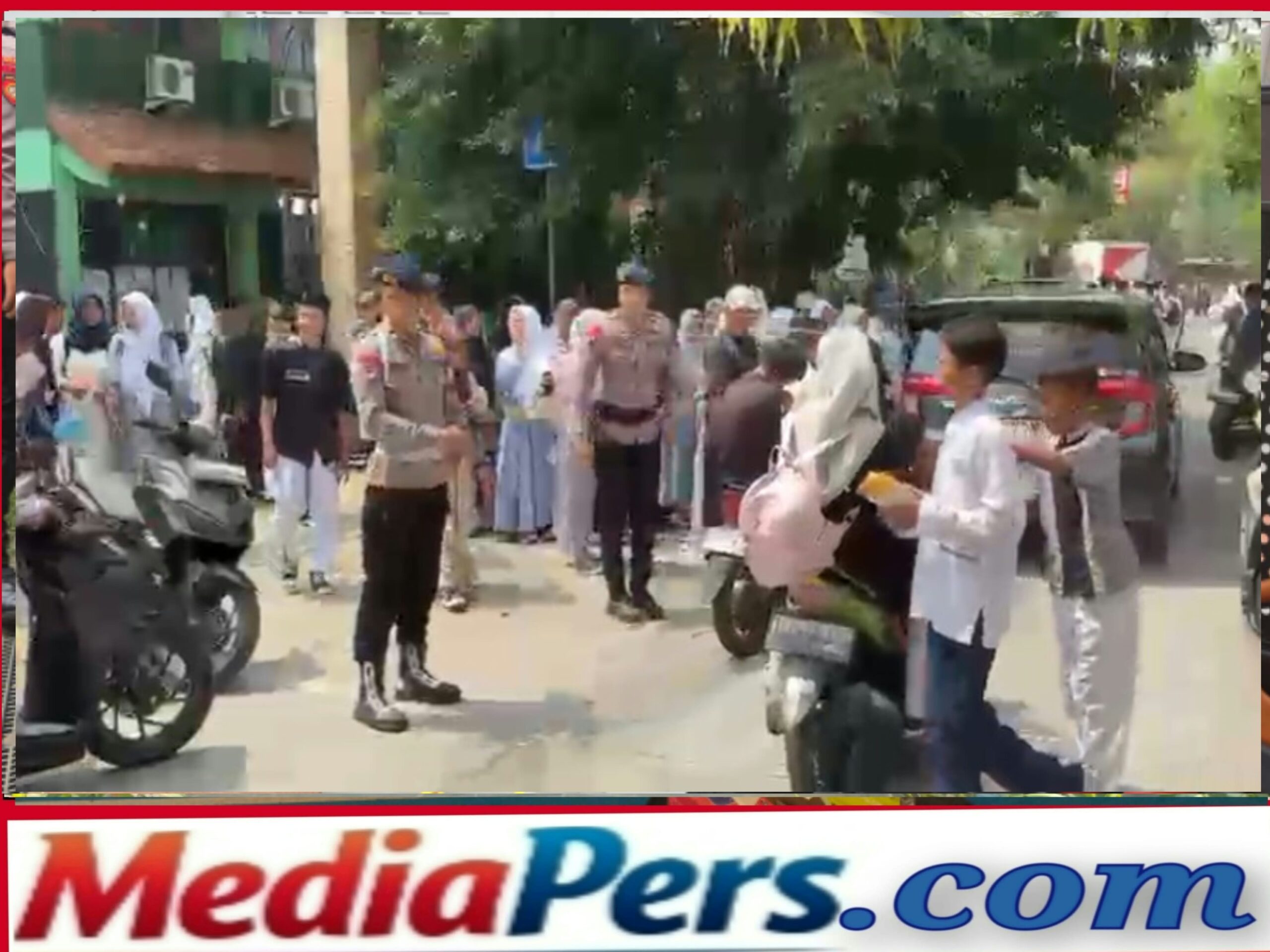 Brimob Metro Jaya Atur Lalu Lintas Pagi Hari, Arus Kendaraan di Sekitar SMAN 10 Bekasi Lancar