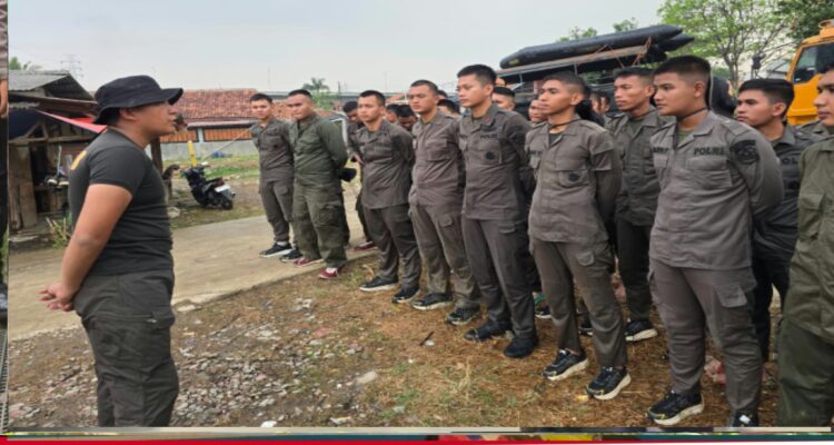 Brimob Metro Jaya Asah Kemampuan SAR Air di Sungai Kalimalang Brimob Metro Jaya Asah Kemampuan SAR Air di Sungai Kalimalang