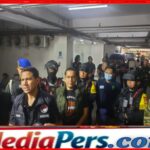 Gabungan Aparat Gerebek Sejumlah Rumah di Berlan, 8 Orang Diamankan Gabungan Aparat Gerebek Sejumlah Rumah di Berlan, 8 Orang Diamankan
