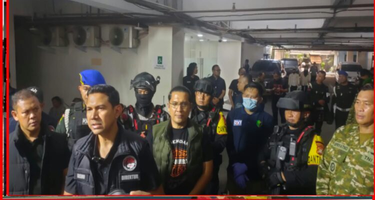Gabungan Aparat Gerebek Sejumlah Rumah di Berlan, 8 Orang Diamankan Gabungan Aparat Gerebek Sejumlah Rumah di Berlan, 8 Orang Diamankan