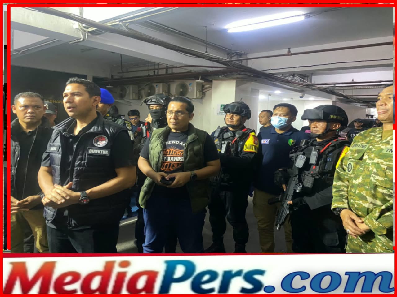 Brimob Polda Metro Jaya Dukung Pemulihan Kampung Rawan Narkoba di Berlan, Jakarta Timur Amankan 8 Orang Dan Sejumlah Barang Bukti Disita