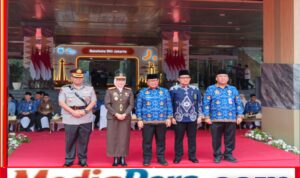 Pemprov DKI Gelar Upacara Sumpah Pemuda ke-98, Gubernur Pramono Serahkan Bantuan Pemutihan Ijazah Rp4,67 Miliar Pemprov DKI Gelar Upacara Sumpah Pemuda ke-98, Gubernur Pramono Serahkan Bantuan Pemutihan Ijazah Rp4,67 Miliar
