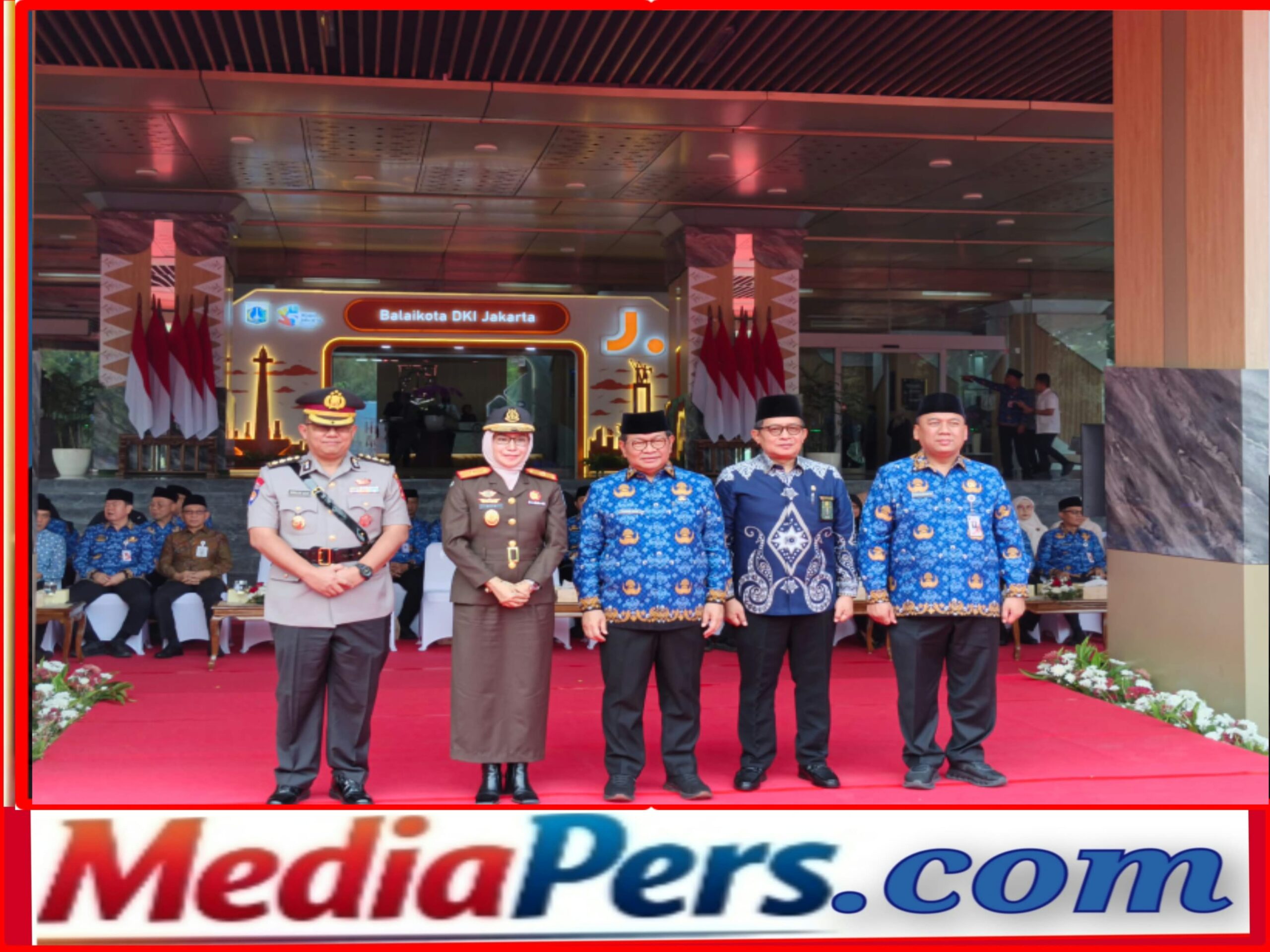 Pemprov DKI Gelar Upacara Sumpah Pemuda ke-98, Gubernur Pramono Serahkan Bantuan Pemutihan Ijazah Rp4,67 Miliar