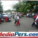 Satuan Brimob Metro Jaya Atur Lalu Lintas di Petamburan, Arus Kendaraan Lancar Satuan Brimob Metro Jaya Atur Lalu Lintas di Petamburan, Arus Kendaraan Lancar