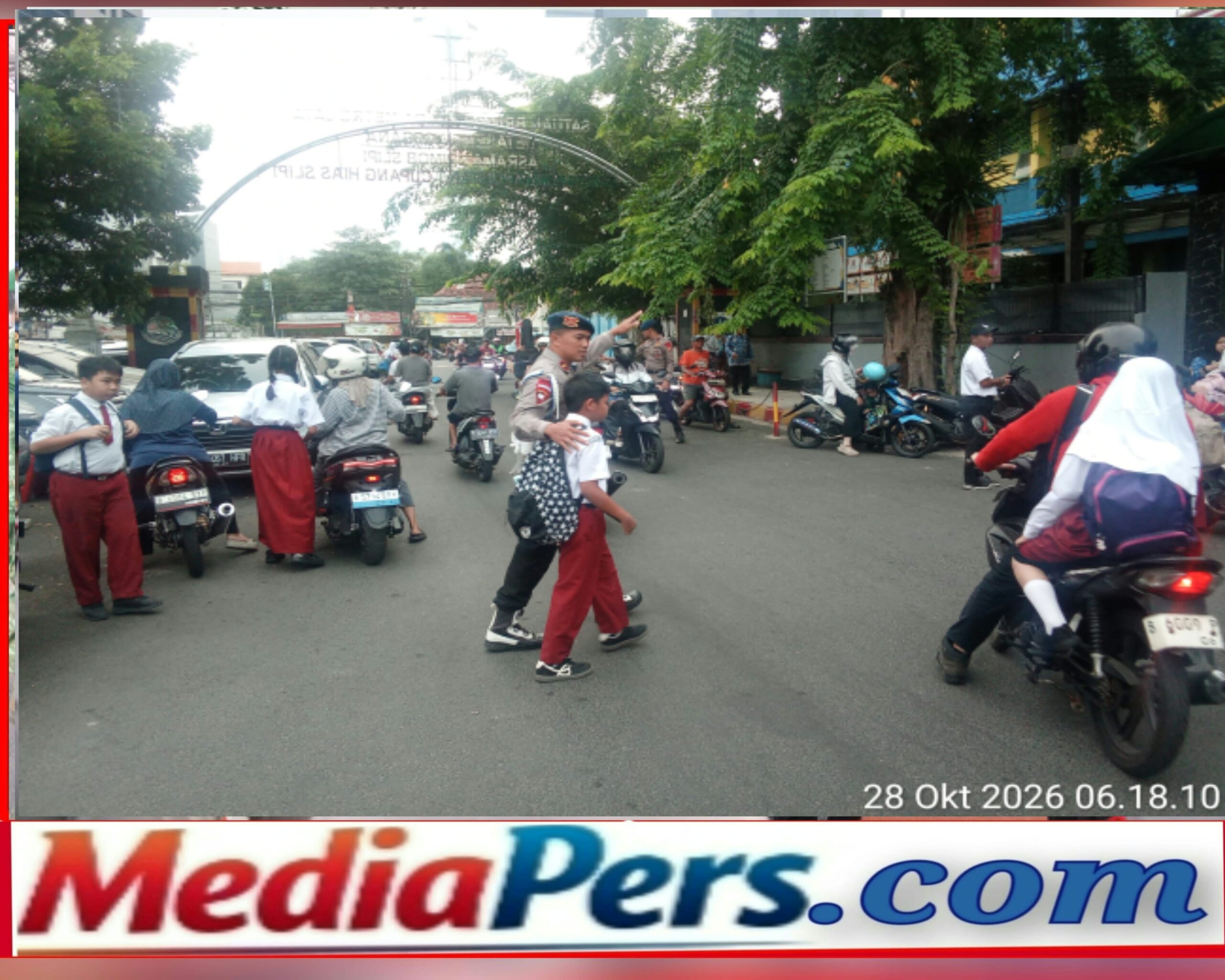 Satuan Brimob Metro Jaya Atur Lalu Lintas di Petamburan, Arus Kendaraan Lancar