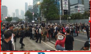 Aksi Gabungan Mahasiswa di Bundaran HI, 730 Massa Desak Prabowo-Gibran Turun dan Tetapkan Status Bencana Nasional Aksi Gabungan Mahasiswa di Bundaran HI, 730 Massa Desak Prabowo-Gibran Turun dan Tetapkan Status Bencana Nasional