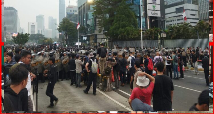Aksi Gabungan Mahasiswa di Bundaran HI, 730 Massa Desak Prabowo-Gibran Turun dan Tetapkan Status Bencana Nasional