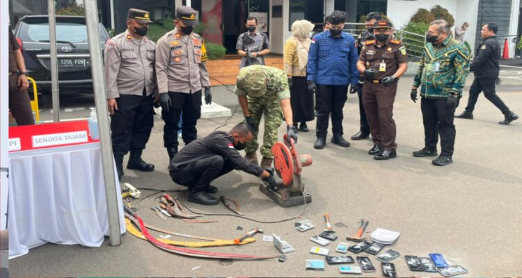 Kejari Kabupaten Bekasi Musnahkan Barang Bukti dari 83 Perkara Inkracht, Narkotika hingga Senjata Api Rakitan Kejari Kabupaten Bekasi Musnahkan Barang Bukti dari 83 Perkara Inkracht, Narkotika hingga Senjata Api Rakitan
