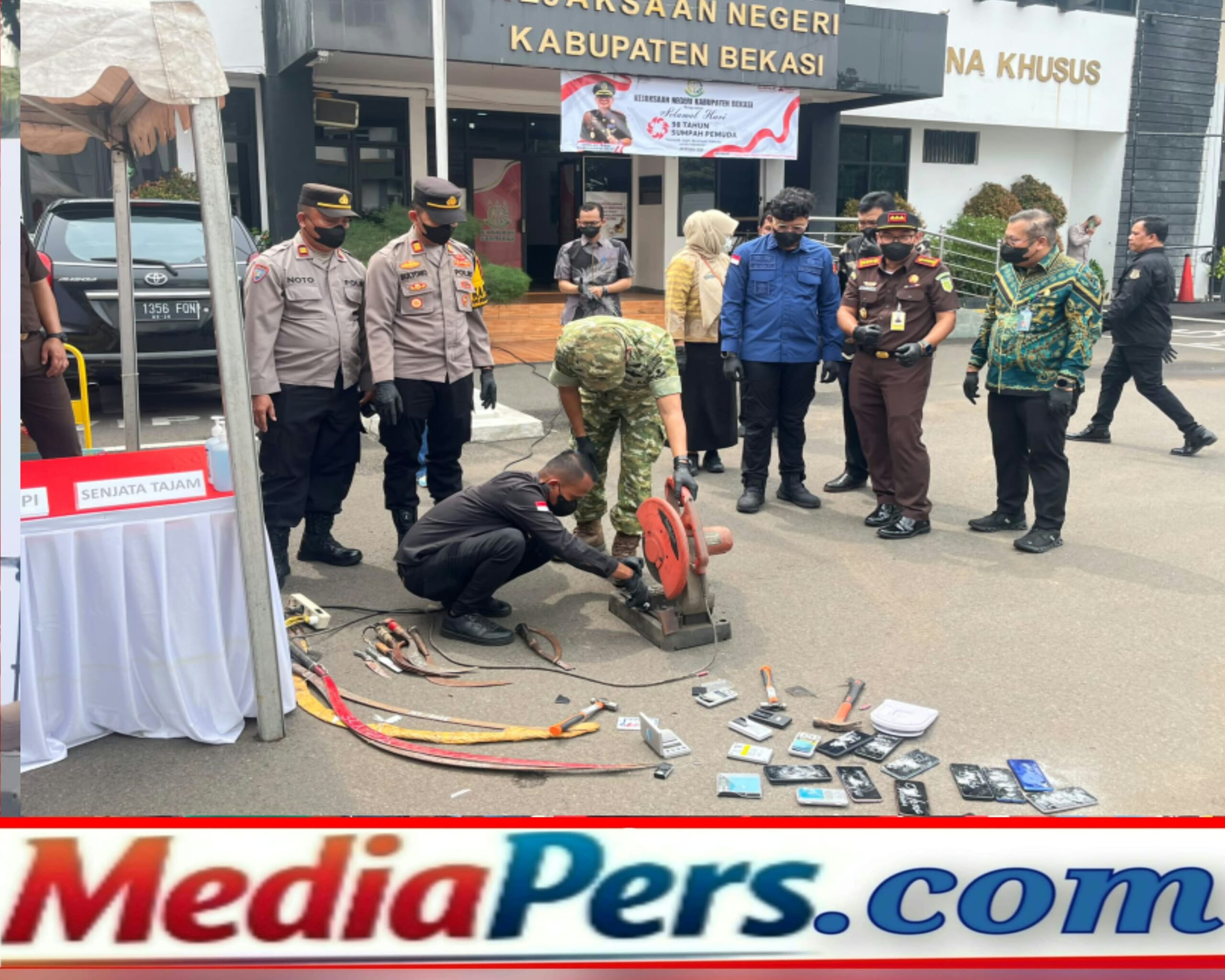 Kejari Kabupaten Bekasi Musnahkan Barang Bukti dari 83 Perkara Inkracht, Narkotika hingga Senjata Api Rakitan
