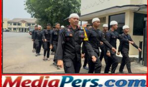 Brimob Polda Metro Jaya Shalat Jum’at Bersama Warga, Pererat Silaturahmi di Masjid Al Ihsan