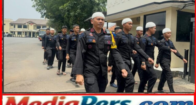 Brimob Polda Metro Jaya Shalat Jum’at Bersama Warga, Pererat Silaturahmi di Masjid Al Ihsan