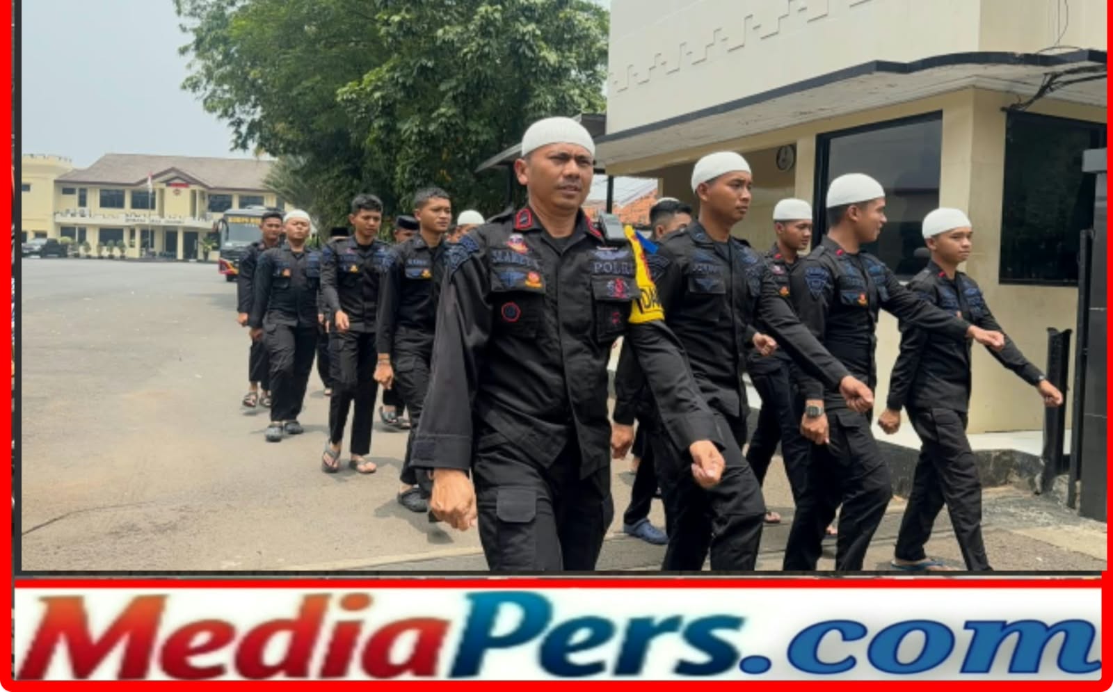 Brimob Polda Metro Jaya Shalat Jum’at Bersama Warga, Pererat Silaturahmi di Masjid Al Ihsan