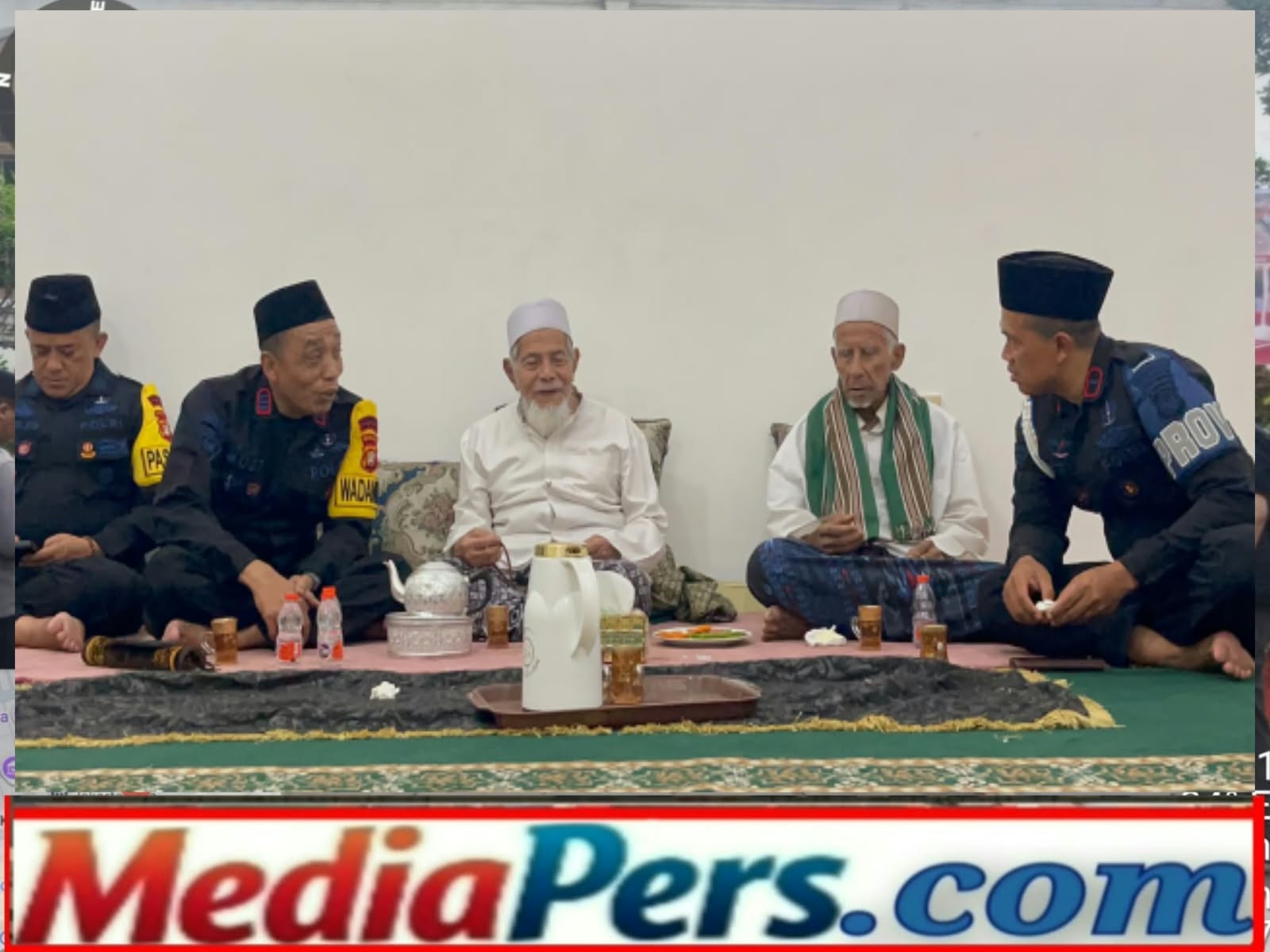 Brimob Polda Metro Jaya Batalyon Den Gegana Sholat Jumat Bersama Warga, Perkuat Kedekatan di Jakarta Barat Brimob Polda Metro Jaya Batalyon Den Gegana Sholat Jumat Bersama Warga, Perkuat Kedekatan di Jakarta Barat