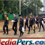Brimob Batalyon A Pelopor Bersihkan Masjid dan Salat Jumat Bersama Warga di Monas