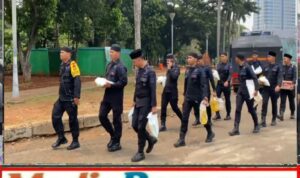 Brimob Batalyon A Pelopor Bersihkan Masjid dan Salat Jumat Bersama Warga di Monas Brimob Batalyon A Pelopor Bersihkan Masjid dan Salat Jumat Bersama Warga di Monas