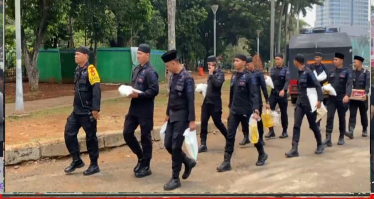Brimob Batalyon A Pelopor Bersihkan Masjid dan Salat Jumat Bersama Warga di Monas