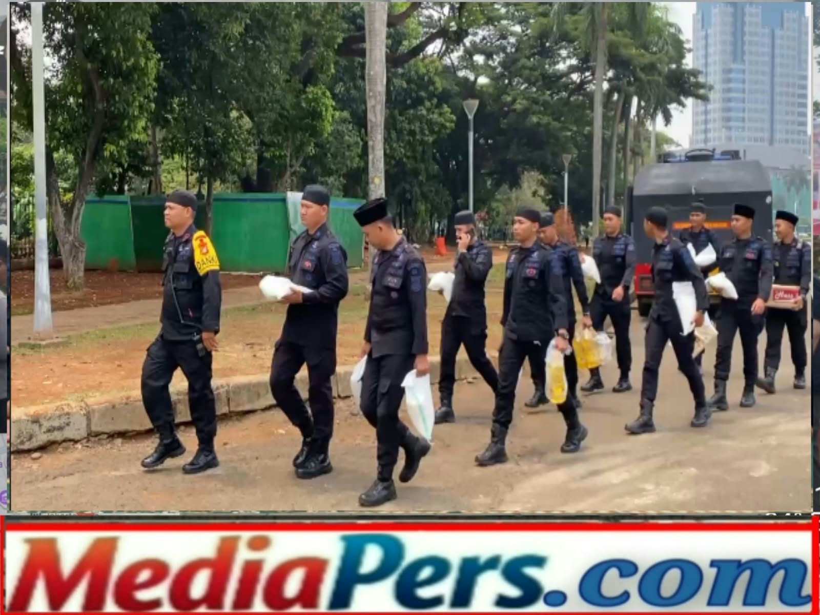 Brimob Batalyon A Pelopor Bersihkan Masjid dan Salat Jumat Bersama Warga di Monas