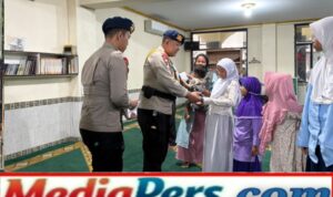Brimob Polda Metro Jaya Santuni Anak Yatim, Tebar Kepedulian Lewat Jumat Berkah Brimob Polda Metro Jaya Santuni Anak Yatim, Tebar Kepedulian Lewat Jumat Berkah