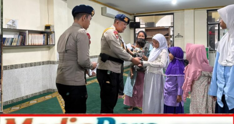 Brimob Polda Metro Jaya Santuni Anak Yatim, Tebar Kepedulian Lewat Jumat Berkah Brimob Polda Metro Jaya Santuni Anak Yatim, Tebar Kepedulian Lewat Jumat Berkah