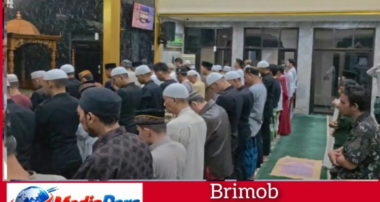 Brimob Metro Jaya Gelar Salat Subuh Berjamaah, Pererat Kedekatan dengan Warga