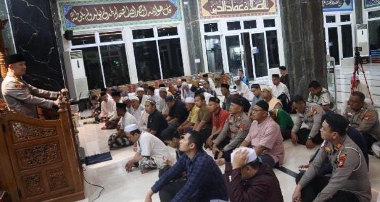 Kapolres Pelabuhan Tanjung Priok Gelar Subuh Keliling di Muara Angke, Ajak Masyarakat Cegah Bullying dan Jaga Kamtibmas Kapolres Pelabuhan Tanjung Priok Gelar Subuh Keliling di Muara Angke, Ajak Masyarakat Cegah Bullying dan Jaga Kamtibmas