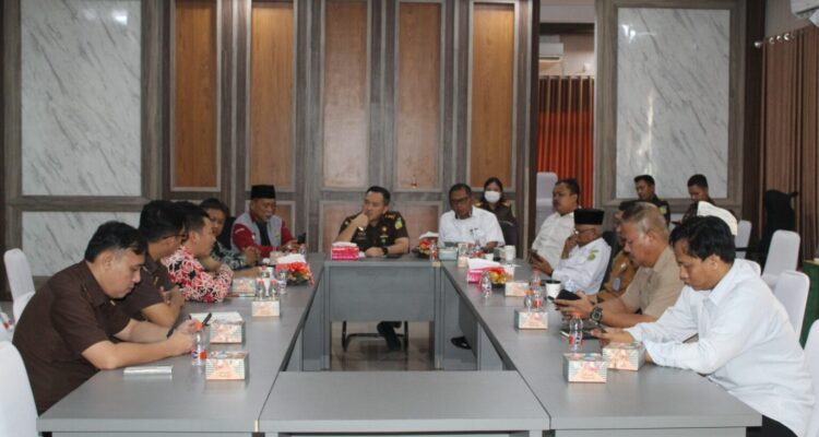 Kejari Lubuk Linggau Gelar Rapat PAKEM, Perkuat Koordinasi Jaga Kerukunan Umat Beragama Kejari Lubuk Linggau Gelar Rapat PAKEM, Perkuat Koordinasi Jaga Kerukunan Umat Beragama