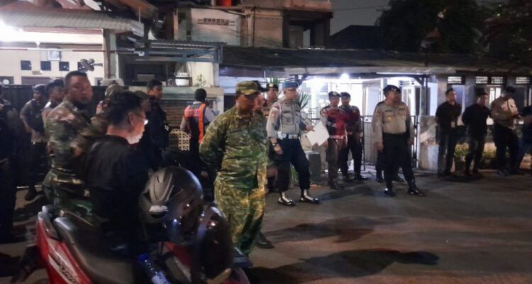 Patroli Gabungan TNI Polri, Kodim 0503/JB bersama Polres Jakbar Sasar Sejumlah Lokasi di Kampung Ambon Patroli Gabungan TNI Polri, Kodim 0503/JB bersama Polres Jakbar Sasar Sejumlah Lokasi di Kampung Ambon