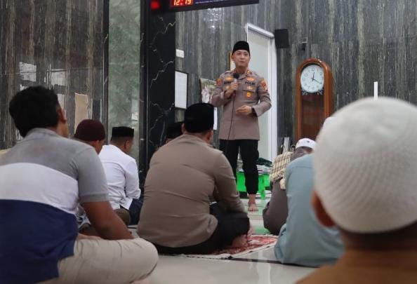 Pererat Kedekatan dengan Masyarakat, Kapolres dan Wakapolres Pelabuhan Tanjung Priok Gelar Jumat Keliling di Muara Angke