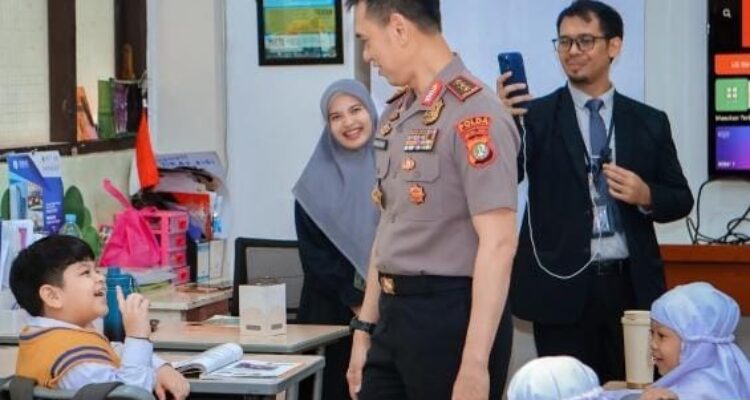 Polisi Peduli Pendidikan, Kapolda Metro Jaya Sapa Pelajar dan Dorong Literasi AI Sejak Dini