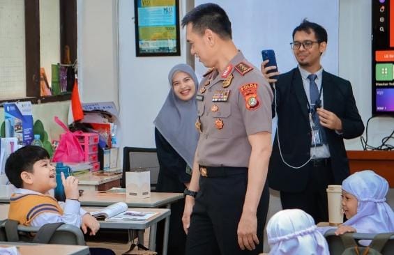 Polisi Peduli Pendidikan, Kapolda Metro Jaya Sapa Pelajar dan Dorong Literasi AI Sejak Dini