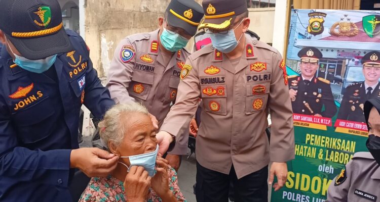 Polres Lubuklinggau Gelar Bakti Kesehatan, Bagikan 150 Masker dan Layani Pemeriksaan Kesehatan Warga Polres Lubuklinggau Gelar Bakti Kesehatan, Bagikan 150 Masker dan Layani Pemeriksaan Kesehatan Warga
