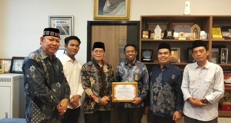 Wakil Ketua PTA Bangka Belitung Sirajuddin Sailellah Di Anugrahkan Penghargaan Oleh MUI Sebagai Penegak Hukum Peduli Dhu’afa