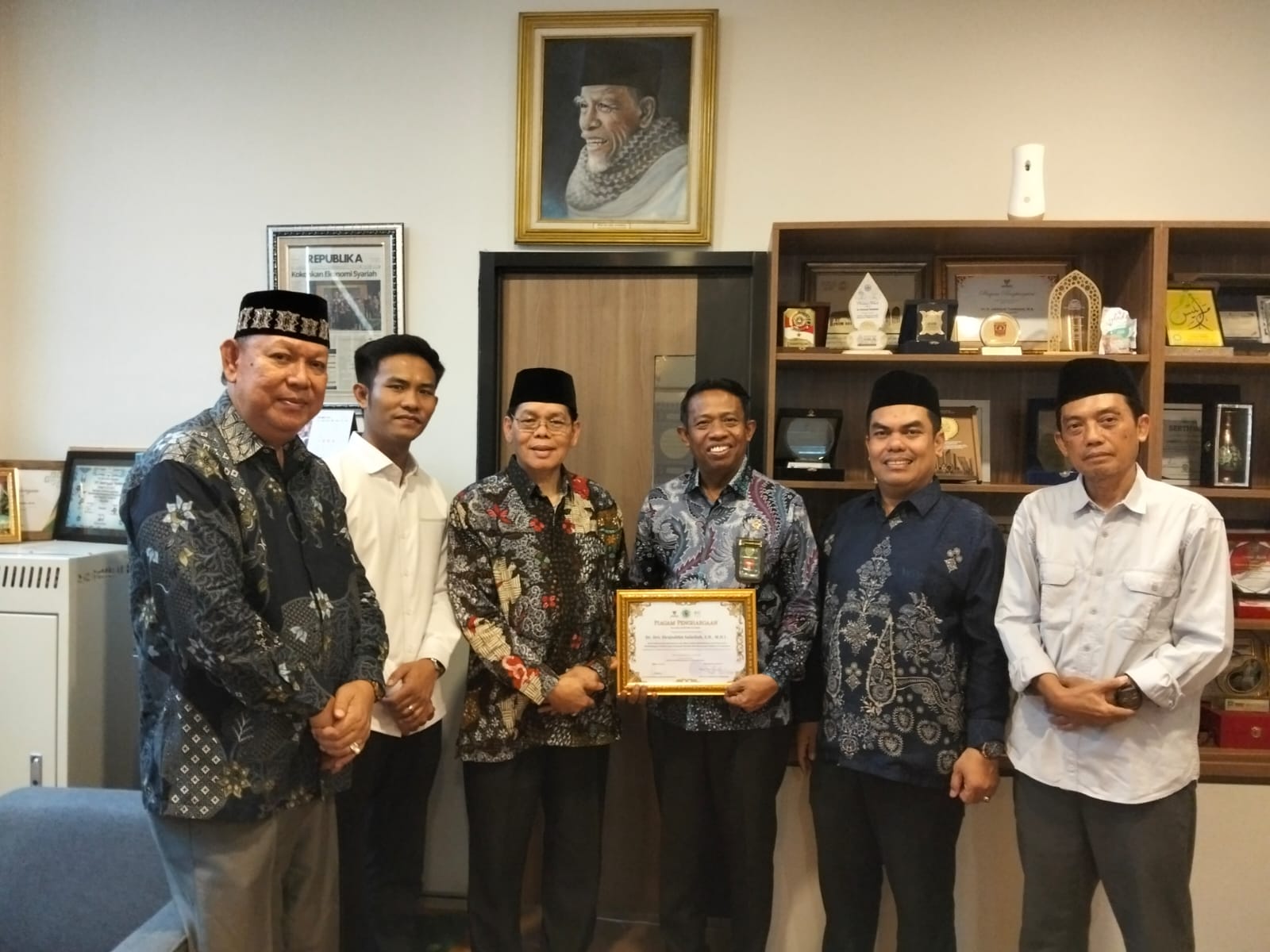 Wakil Ketua PTA Bangka Belitung Sirajuddin Sailellah Di Anugrahkan Penghargaan Oleh MUI Sebagai Penegak Hukum Peduli Dhu’afa