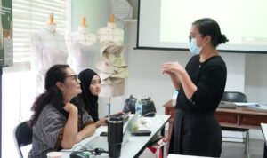 Perkuat Ekonomi Kreatif Bidang Fashion, PT Pelindo Sinergi Lokaseva Bekali UMK Binaan melalui FASH-UP LOCAL Perkuat Ekonomi Kreatif Bidang Fashion, PT Pelindo Sinergi Lokaseva Bekali UMK Binaan melalui FASH-UP LOCAL